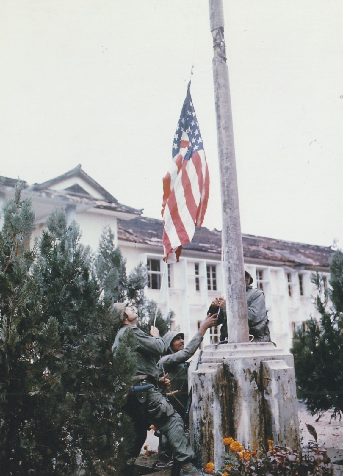 VIETNAM, TET: SAIGON US EMBASSY, FEB 1968, PHILIP JONES GRIFFITHS PHOTO