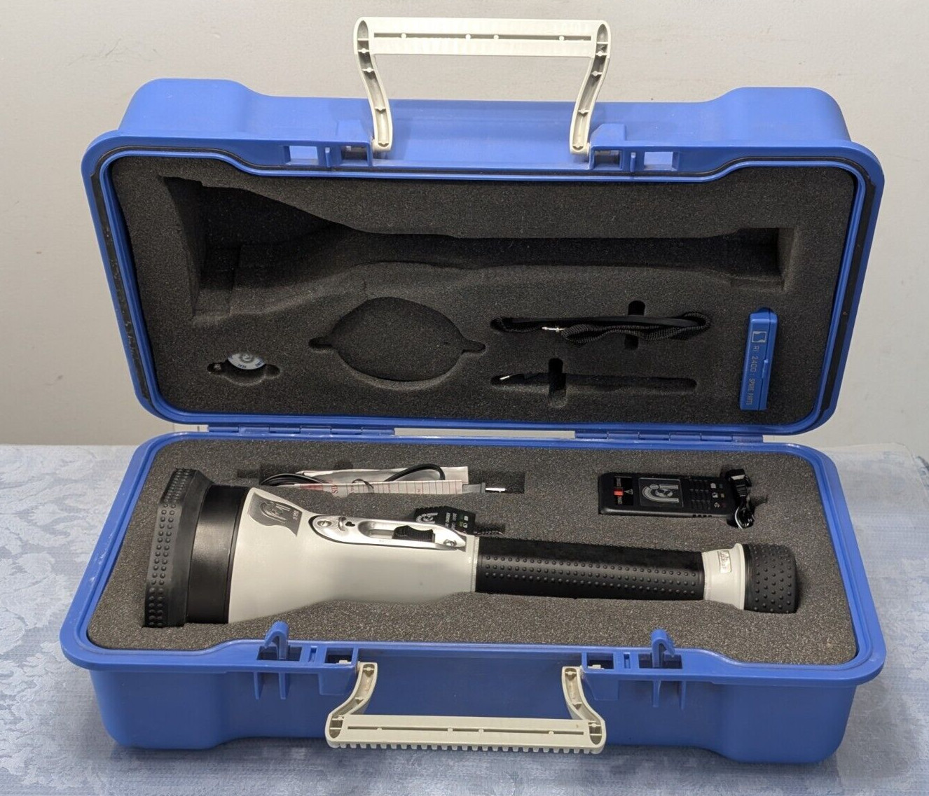 REVA RI 2400 THE LONG ARM LONG DISTANCE FLASHLIGHT + Charger & Case DEAD BATTERY
