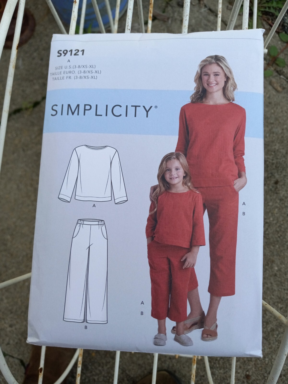 Simplicity 9121 XS-XL EASY Mother Child Sweatshirt Pull on Pants & Capri Pattern