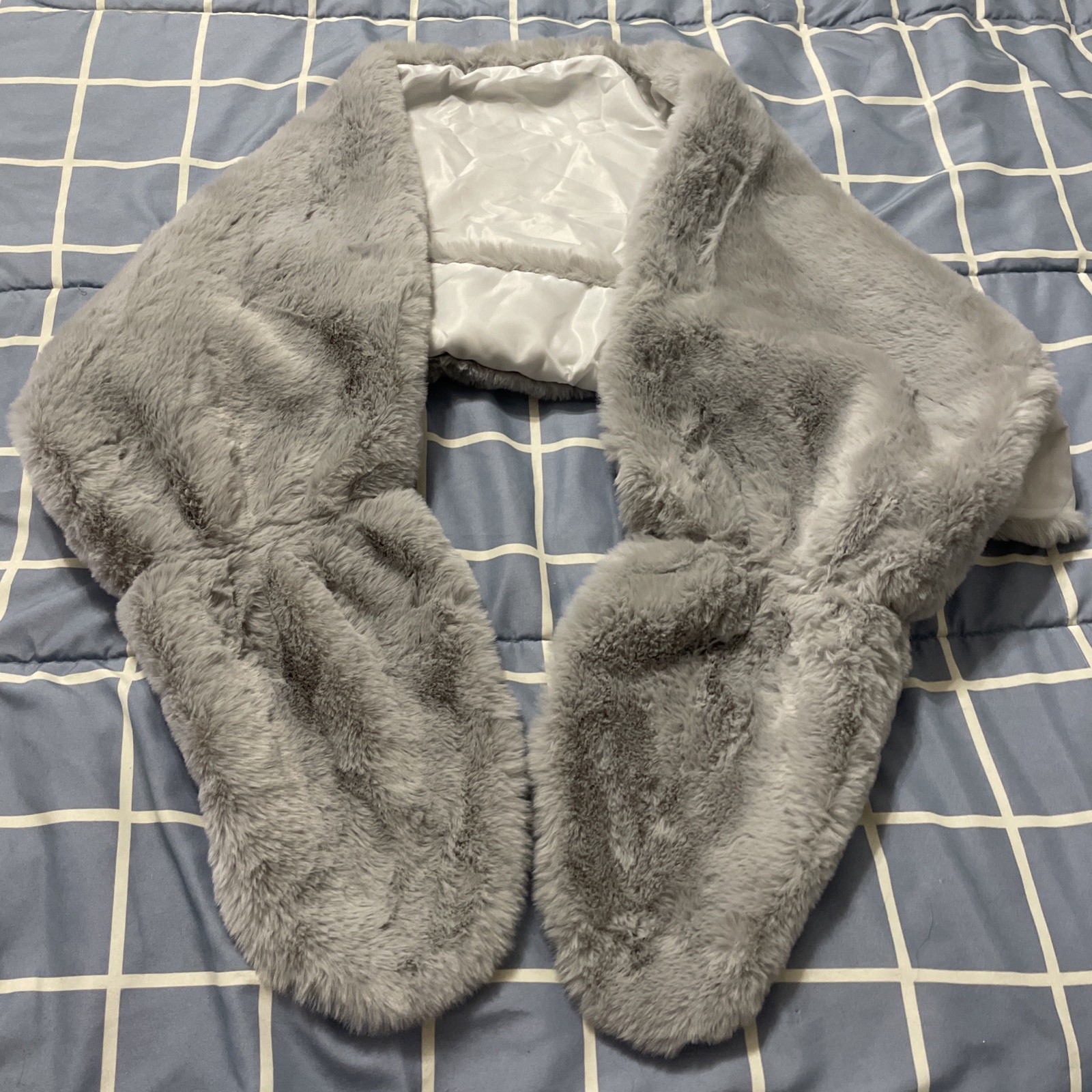 Silvery Gray Geyoga Faux Fur Shawl Wrap