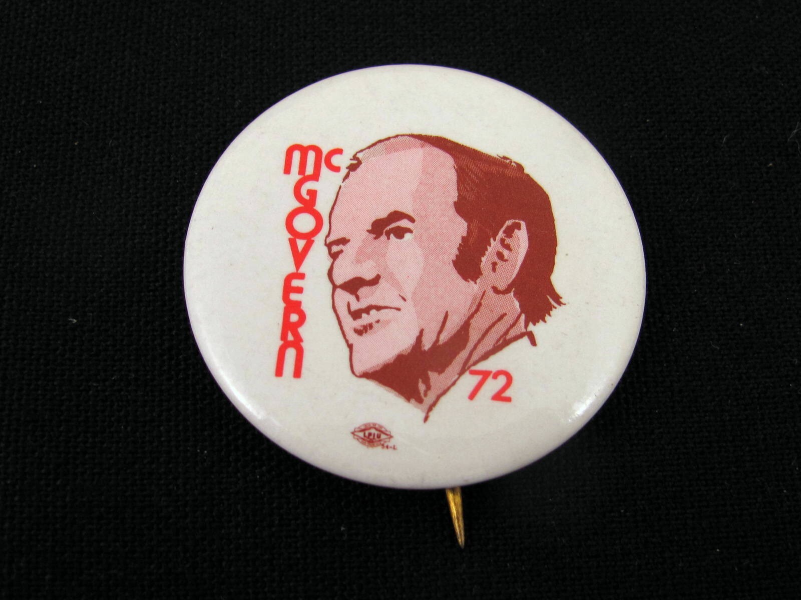 1972 George McGovern for President 1 1/2" Pinback Button Brown Caricature 72