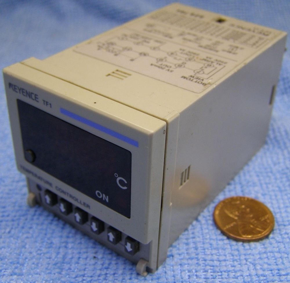 KEYENCE DIGITAL TEMP CONTROLLER TF1-11. FLIP DOOR ON BOTTOM MISSING.