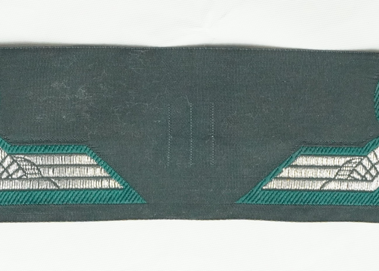 BeVo Patch WH, Metallic threads on green