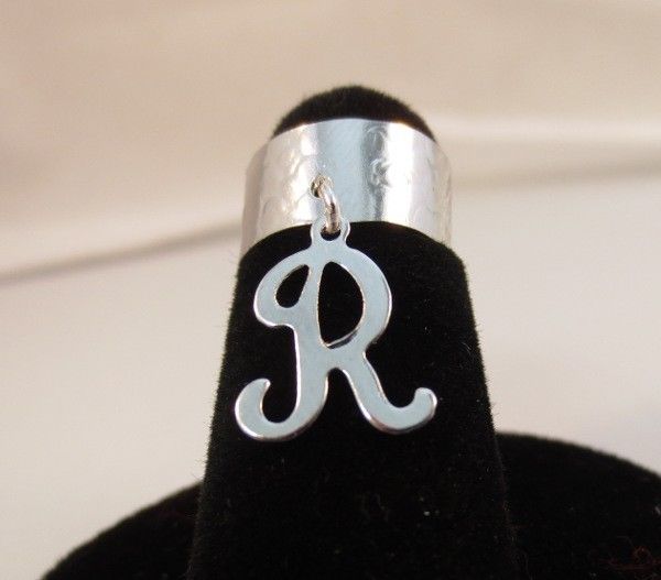 14KT WHITE GOLD EP  HAMMERED TOE RING WITH A DANGLE INITIAL R
