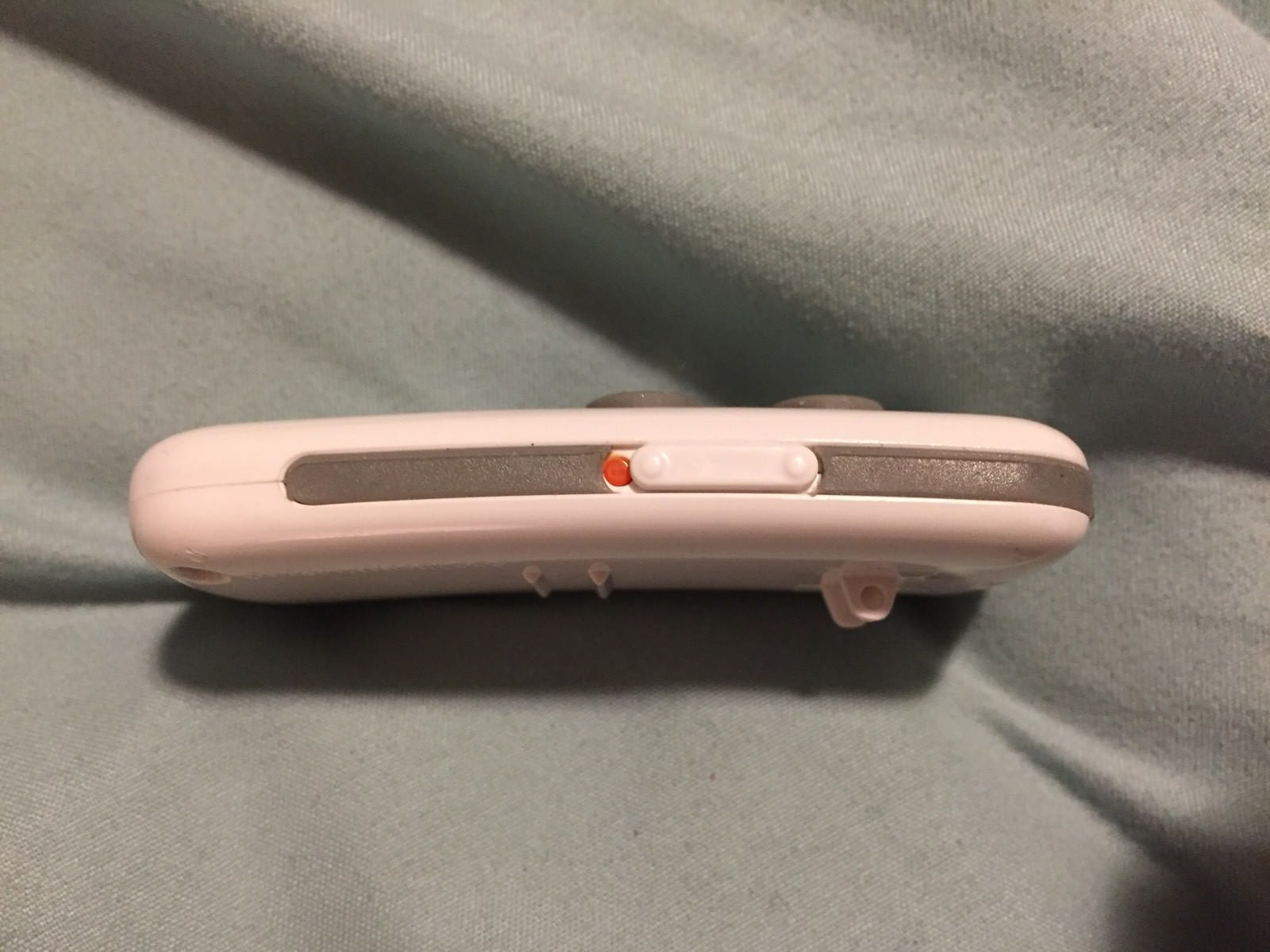 AIR CLICK REMOTE CONTROL ONLY MAC and PC. **NO USB** BROKEN CLIP. SEE PICS**