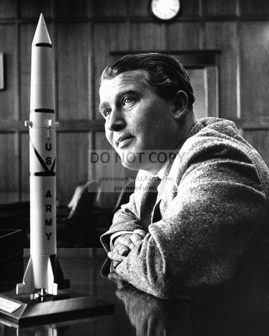 WERNHER VON BRAUN w/ MODEL OF U.S. ARMY REDSTONE ROCKET 8X10 NASA PHOTO (ZZ-073)