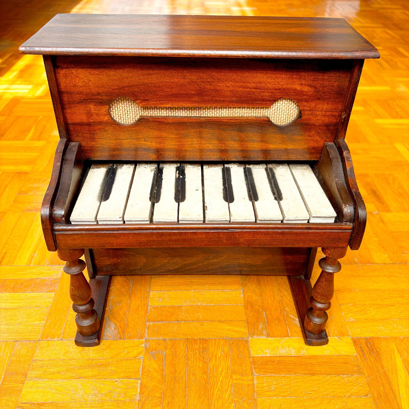 Mysterious Antique Wooden 10-Key Upright Mini Toy (Italy 1920)! Read the full ad