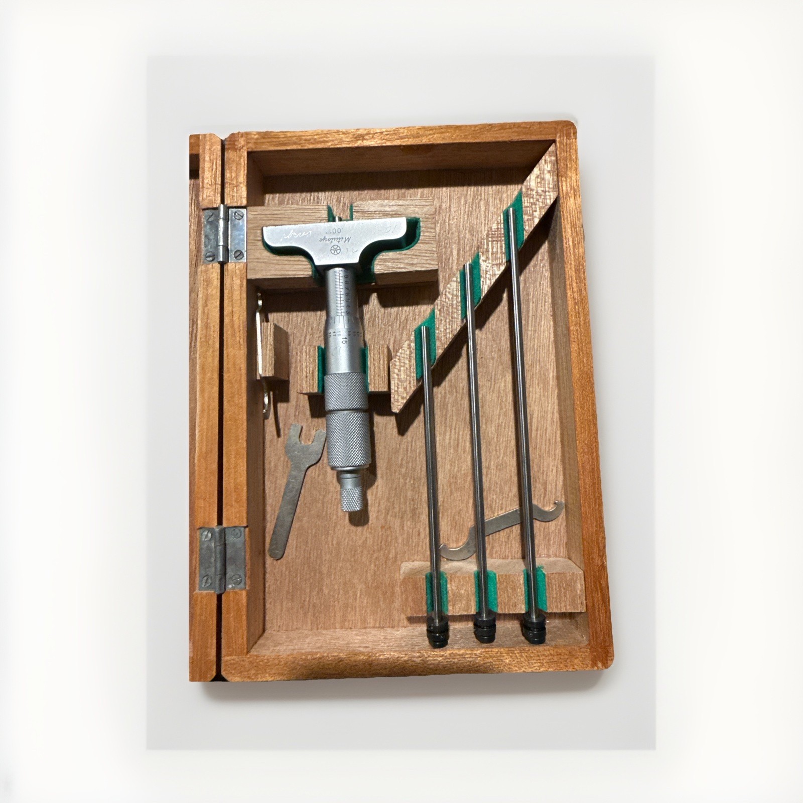 Mitutoyo 129-127 DMC2.5-4 Inch Microscope Depth Micrometer Set with 4 Rods