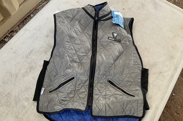 GENUINE TECHNICHE SPORT COOLING VEST. SIZE MEDIUM DURABLE AND WELL MADE IN USA