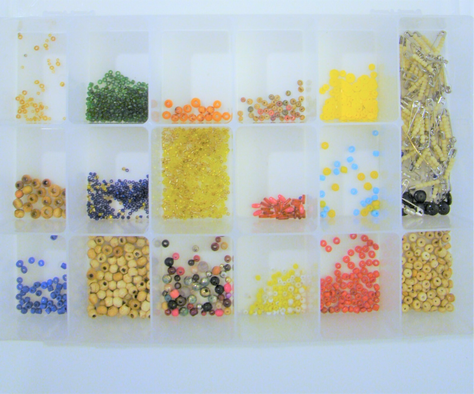 UNIEK: Plastic 17 Compartment Storage Container - Includes assorted beads plus