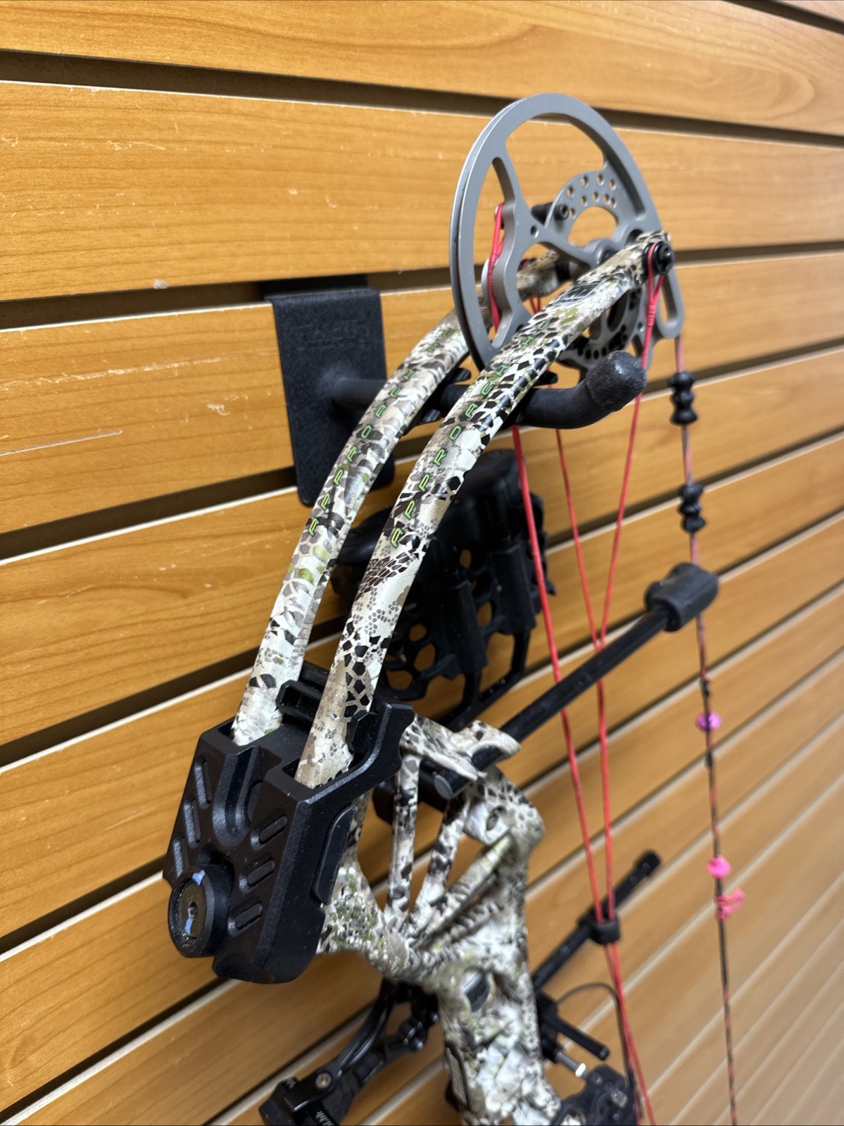 Bear Archery Approach HC Compound Bow - RH - 70# Max - Legend Series