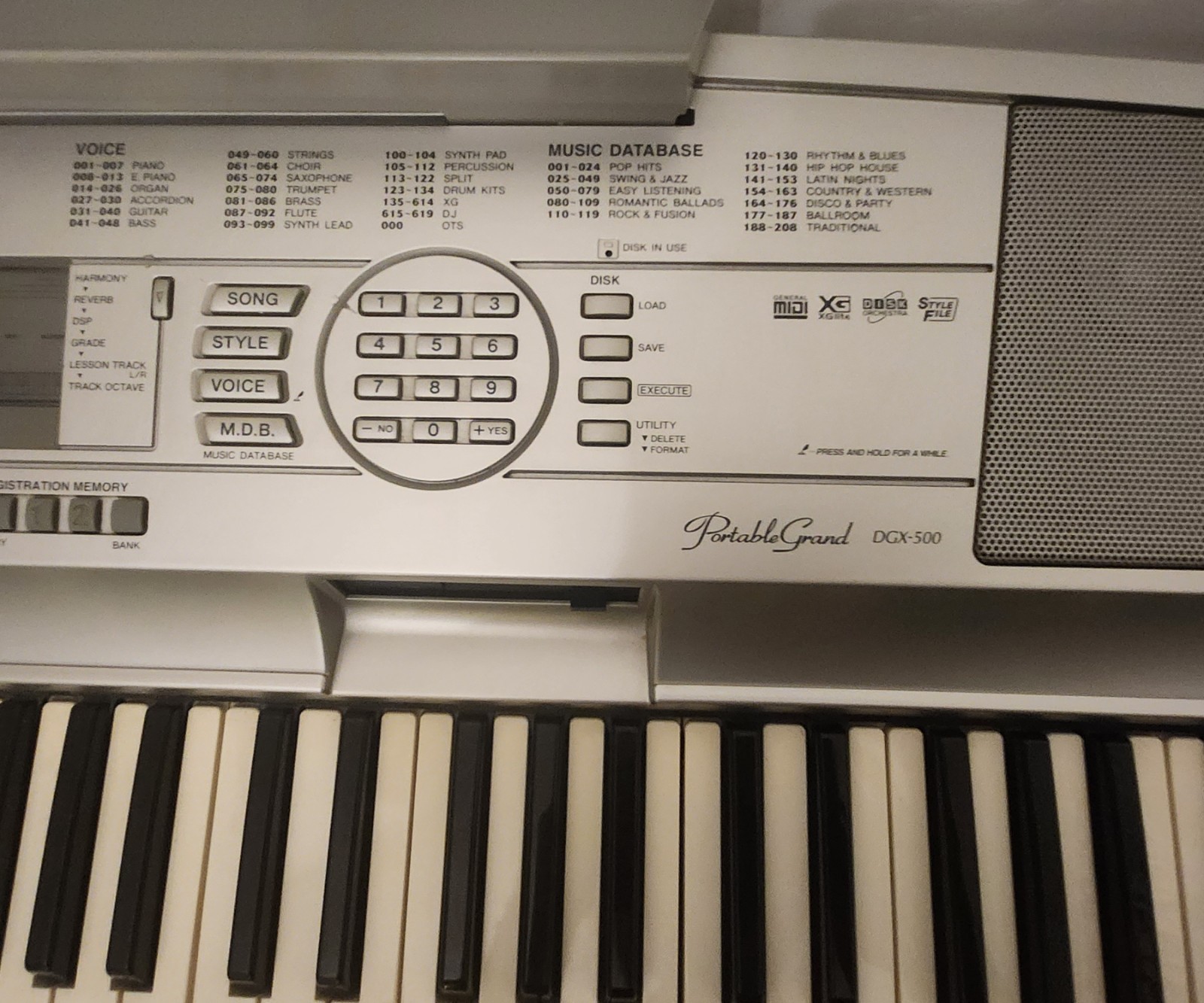 Yamaha DGX-500 PortableGrand 88-Key Graded/Hammer Digital Piano Silver