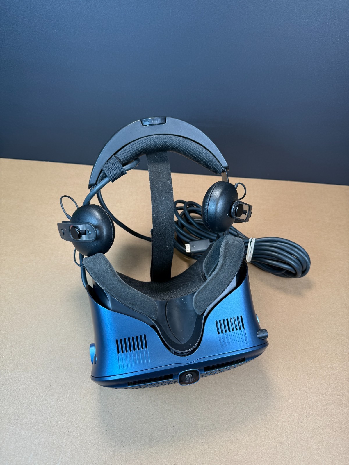HTC Vive Cosmos VR Headset 2Q2R100 With Controllers Ships Fast!!!