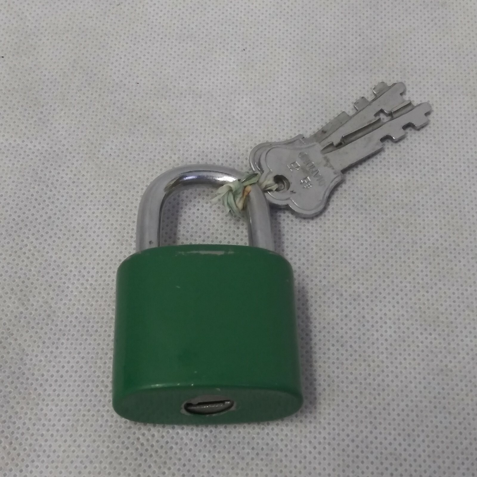 Diamond Padlock with 2 Keys Works Good