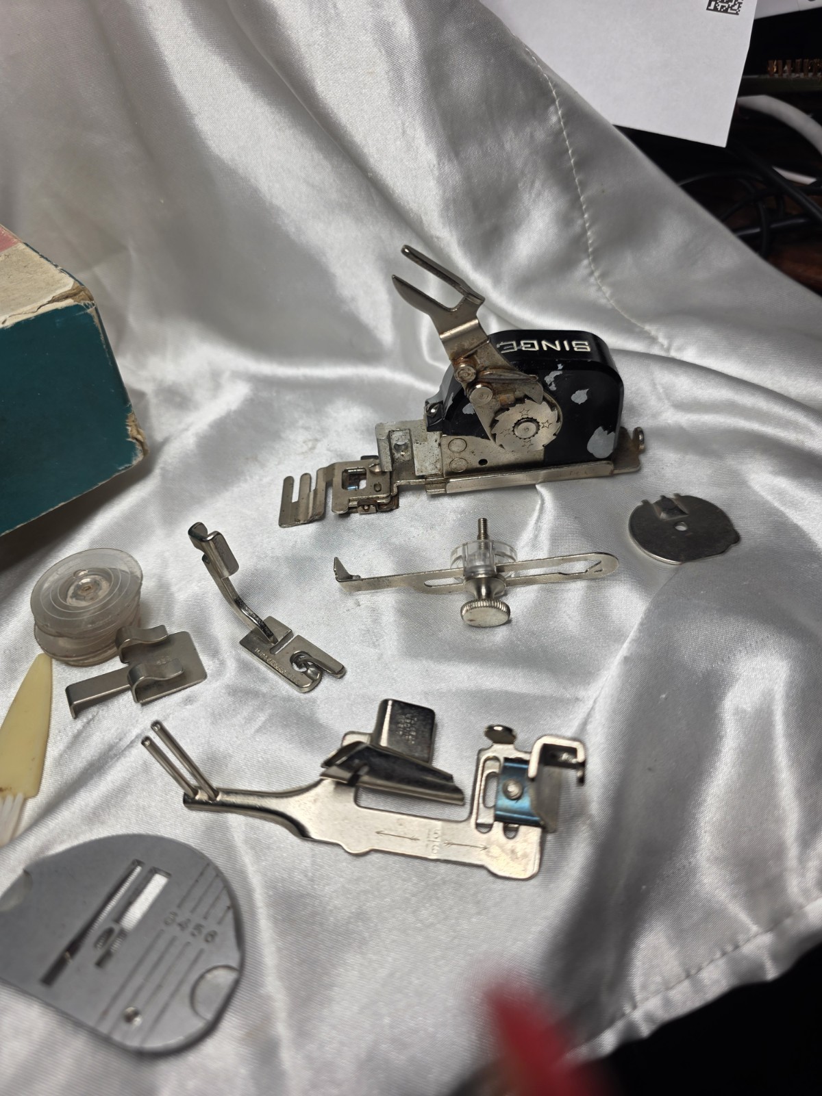 Z5) Lot Of 8 Vintage Singer Accessories & ZigZag Zigzagger Attachment 160620