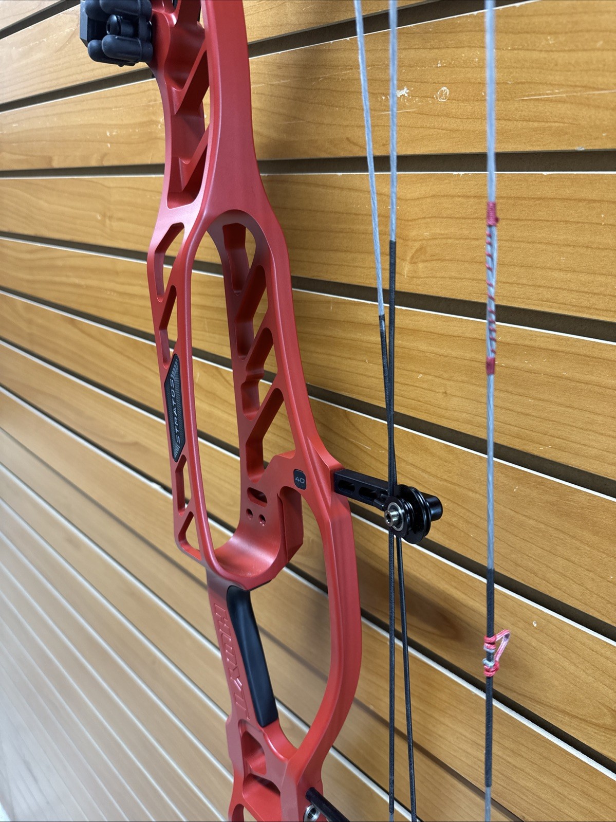 Hoyt Stratos 40 Compound Bow - RH - 50-60# - 25.5-29” - Item 6025