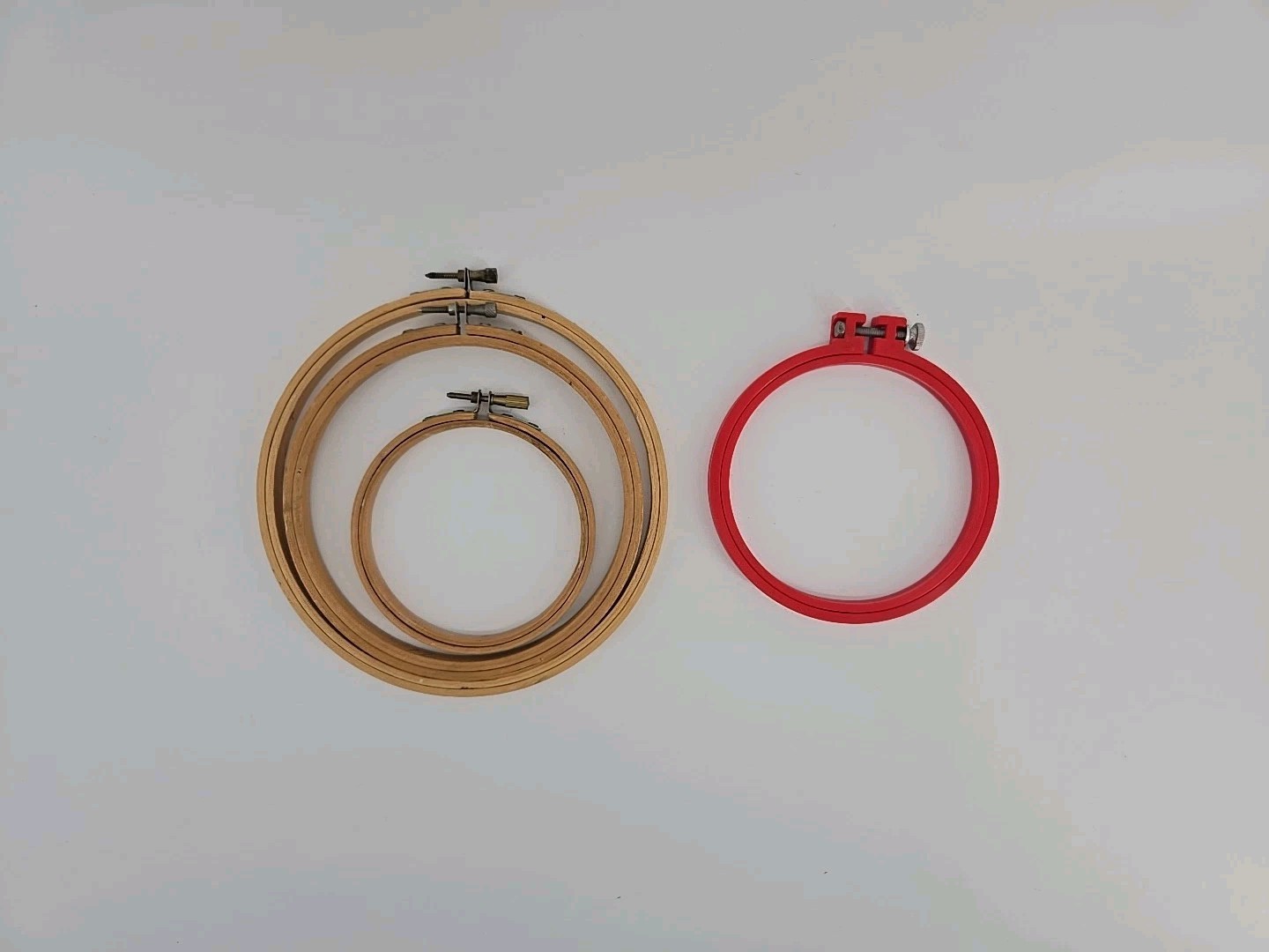 Lot of 4 Round Embroidery Hoops Pre-owned READ