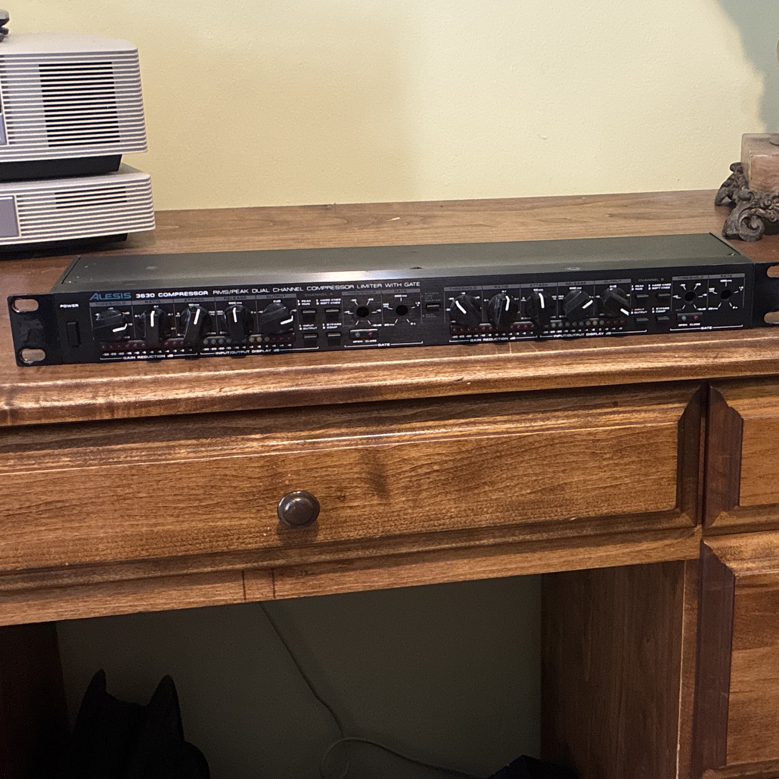 Alesis 3630 2-Channel Compressor/Limiter Noise Gate Sidechain Rackmount 1U