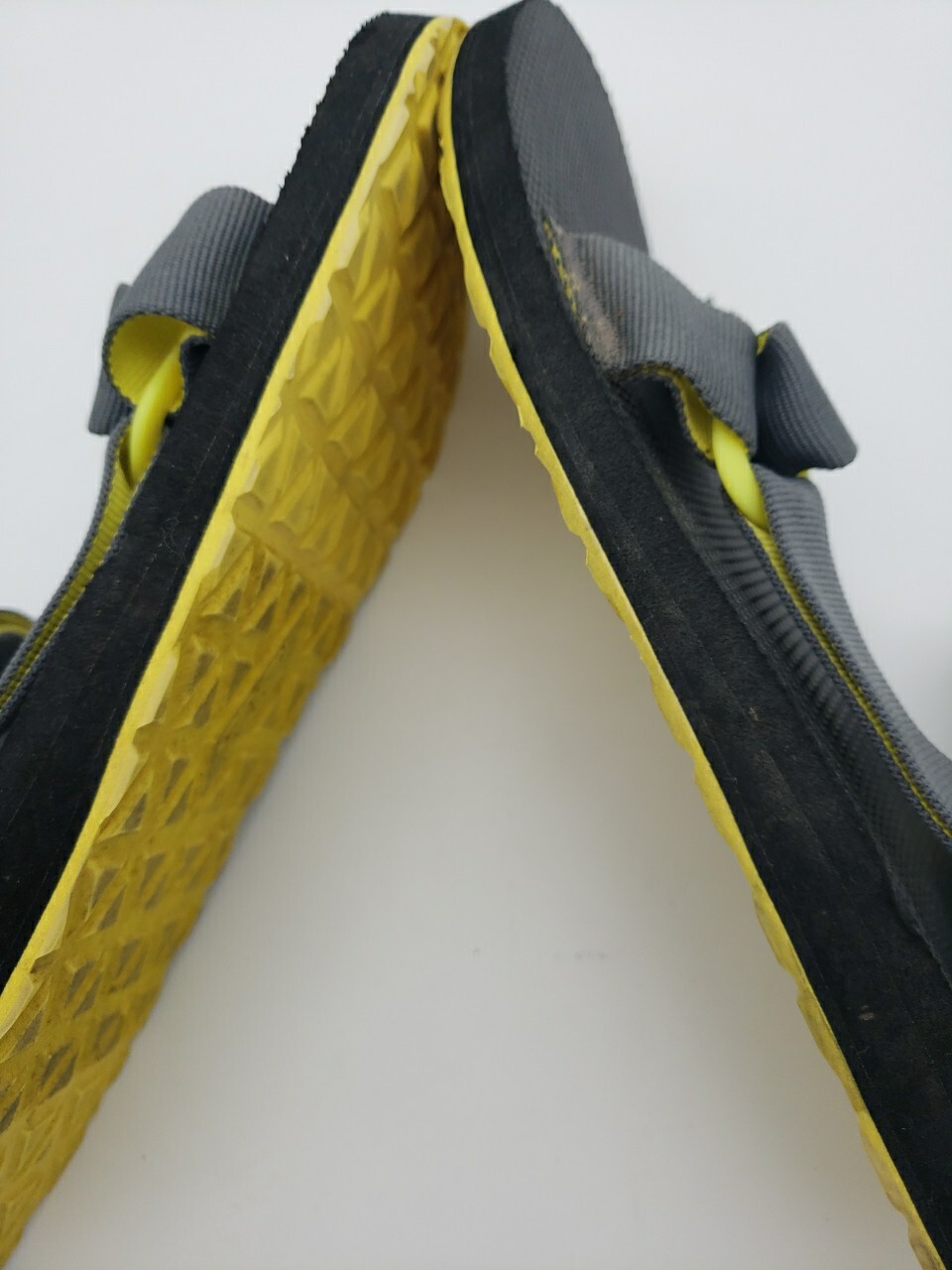 TEVA MEN'S GRAY CONTRASTING YELLOW HOOK LOOP SANDALS 10 S/N 1004006