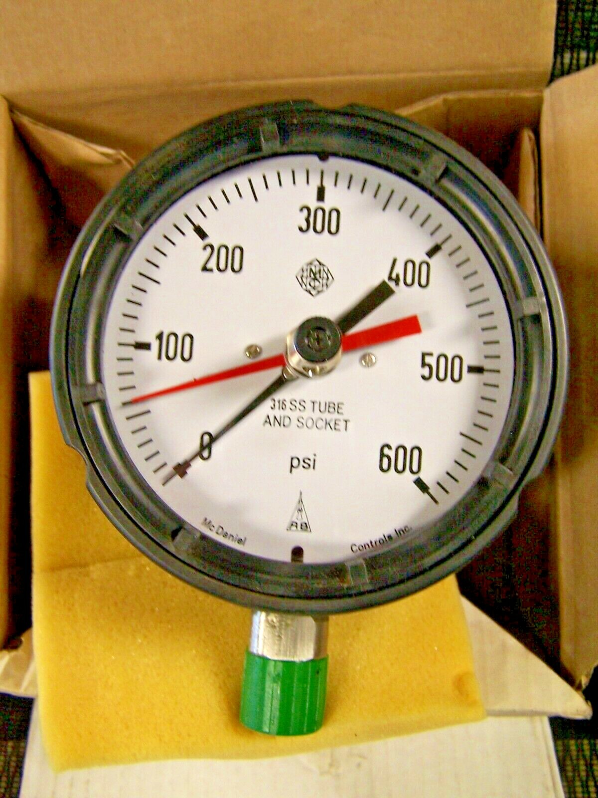 💥NEW MCDANIEL 600 PSI GAUGE 1/2" NPT 316SS TUBE & SOCKET 4" FACE AB60208