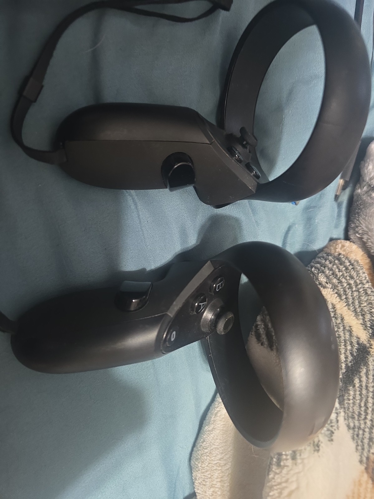 Oculus Rift S PC-Powered VR Gaming Headset with Wired Cable + 2 Controllers