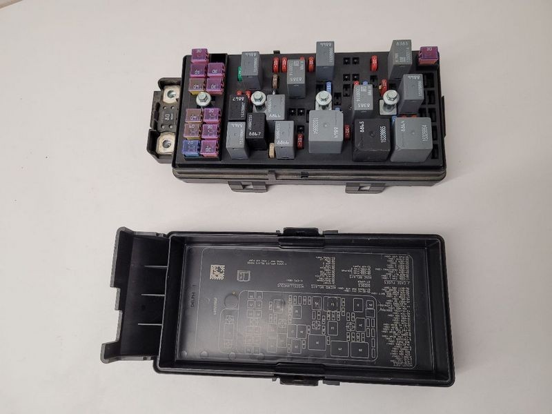 2009-2012 Chevy Malibu Engine Fuse Box Assembly OEM