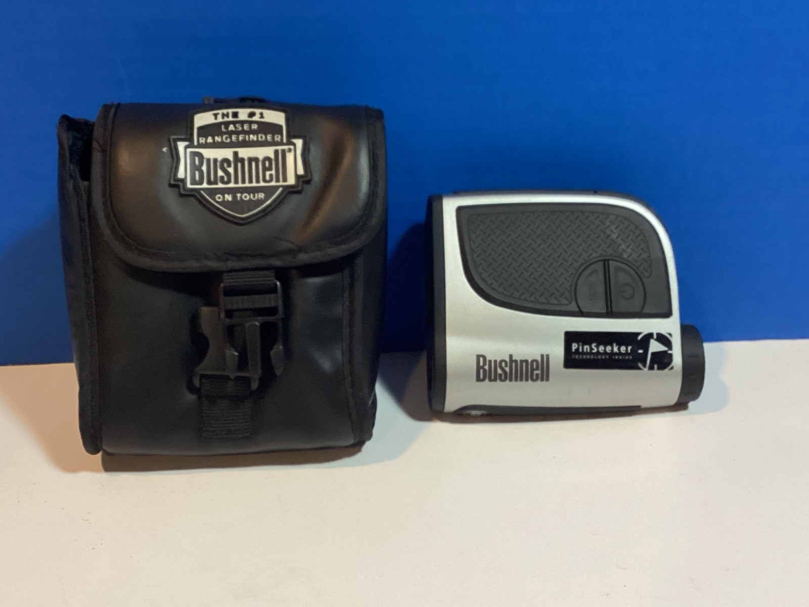 Bushnell Medalist Pinseeker Rangefinder Golf Laser Range Finder 20-1354 w / Case