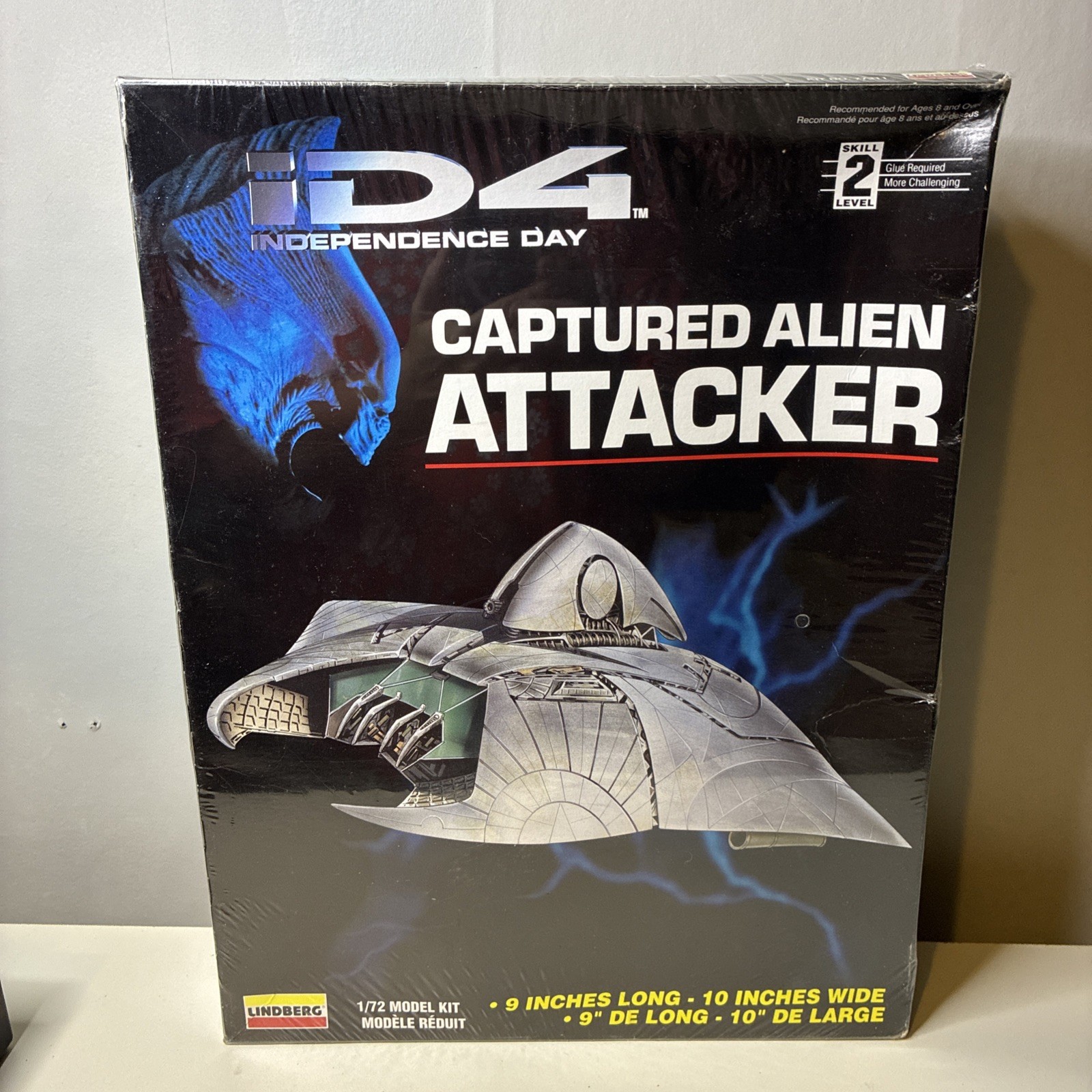 Lindberg Independence Day Captured Alien Attacker Model Kit 1:72 Plastic 77311
