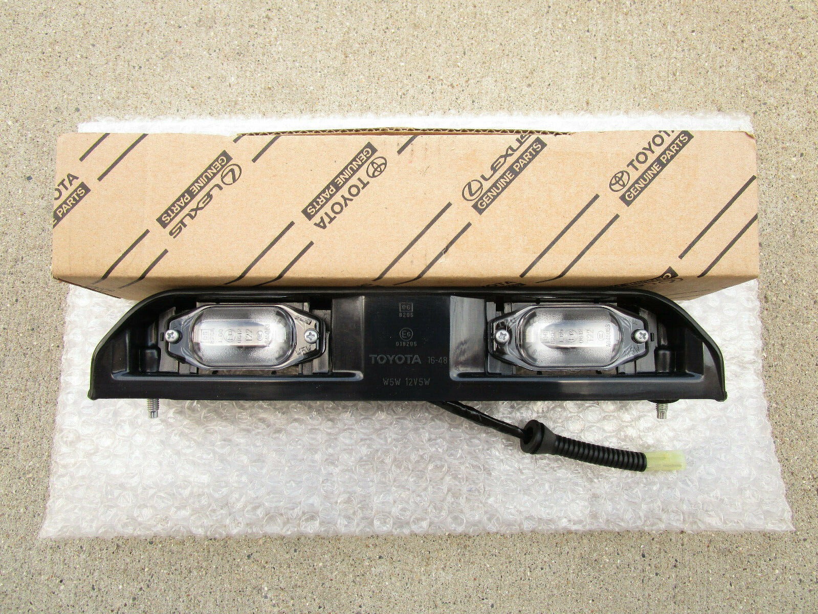 91 - 97 TOYOTA LAND CRUISER FJ80 FZJ80 REAR LICENSE PLATE LAMP LIGHT OEM NEW