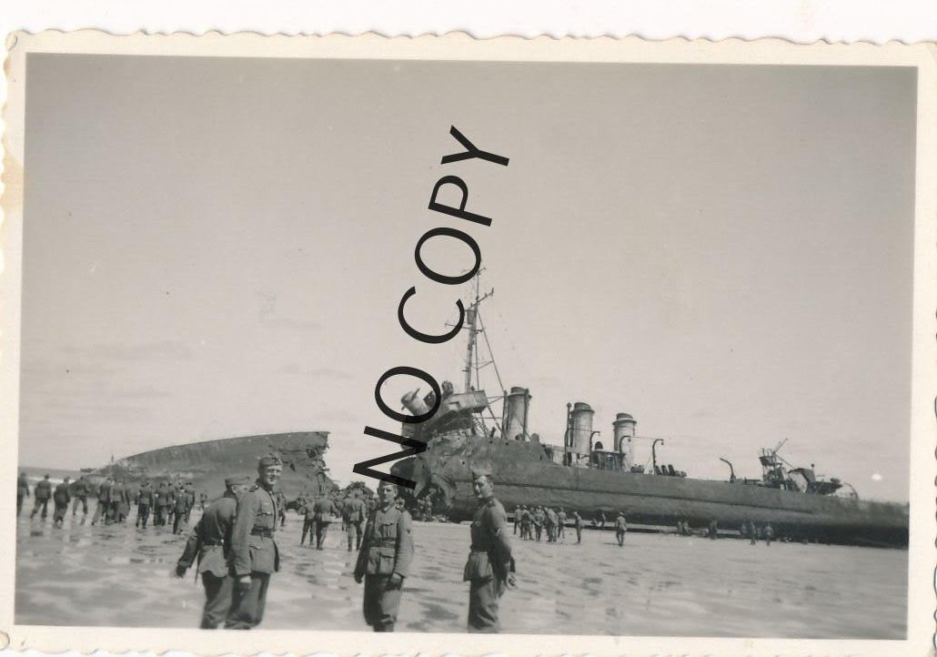 Photo WK2 - Wehrmacht Soldiers At The Beach Of Dunkirk Ships Etc. X88