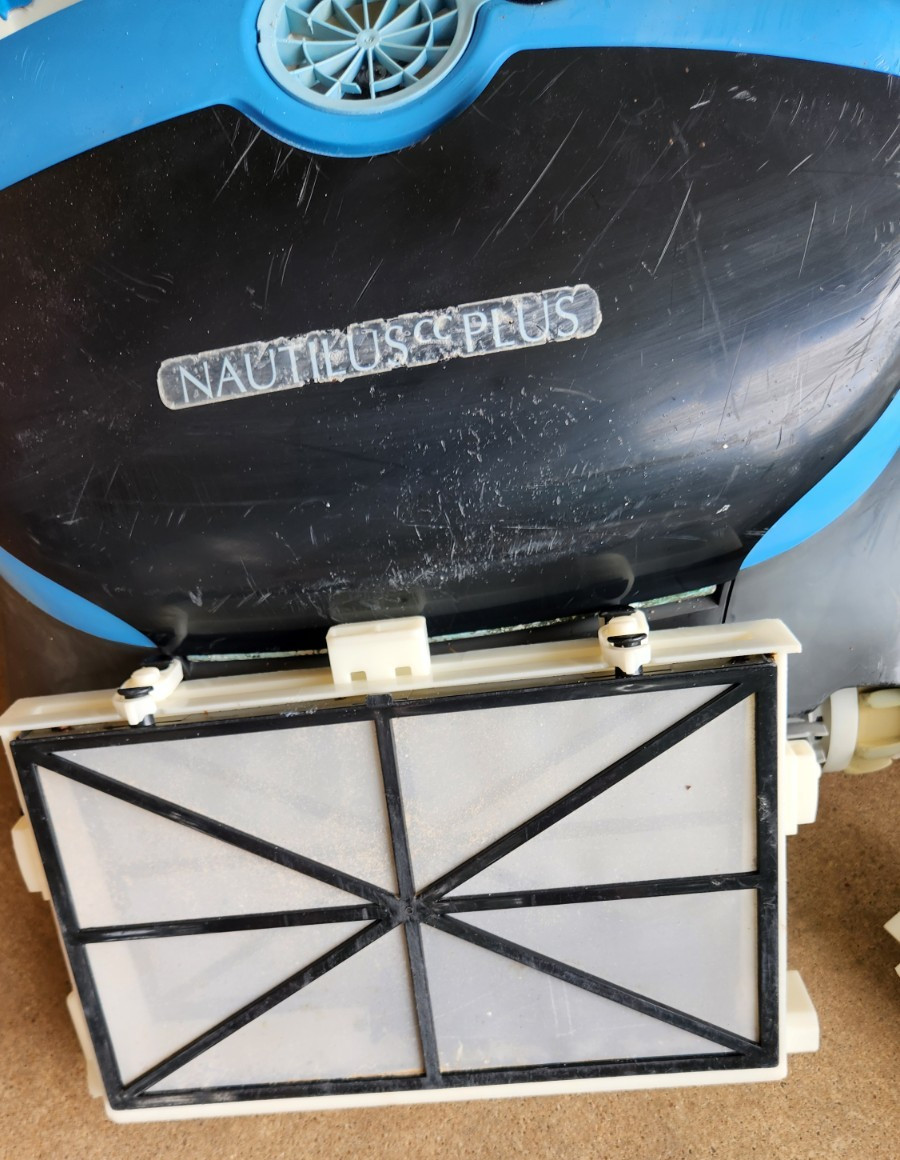 DOLPHIN NAUTILUS CC PLUS AUTOMATIC POOL VACUUM CLEANER . Needs work