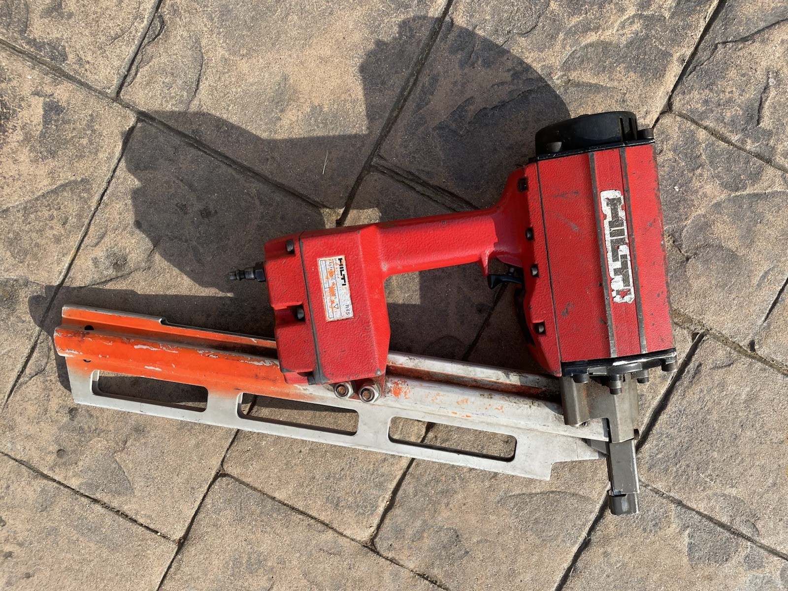 Hilti R4S Round Head Plastic Strip Framing Air Nail Gun WORKS BUT LEAKS AIR