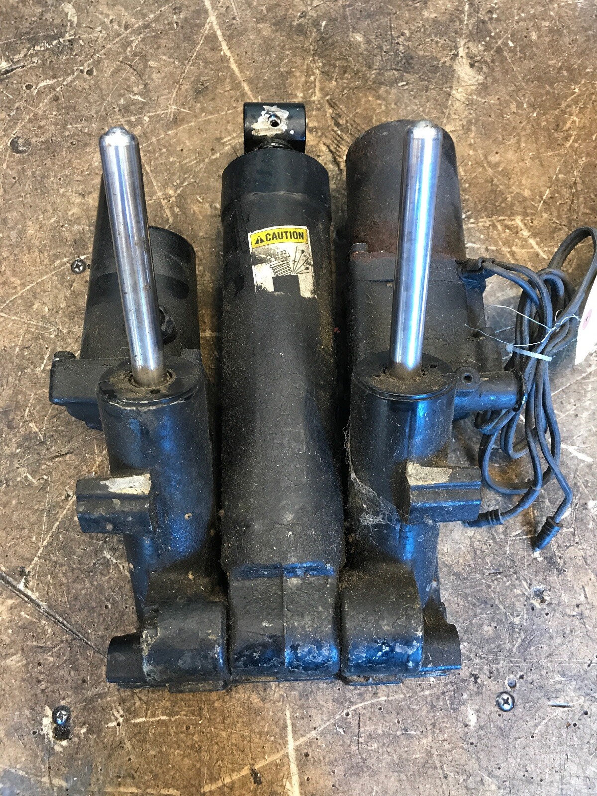 OEM GOOD USED MERCRUISER 855998 COMPLETE POWER TRIM ASSEMBLY