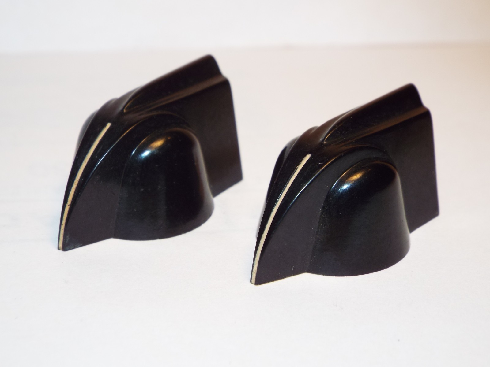 2 80's Chicken Head Pointer Knob Set Screw 1/4" Black Bakelite Daka-Ware Chicago