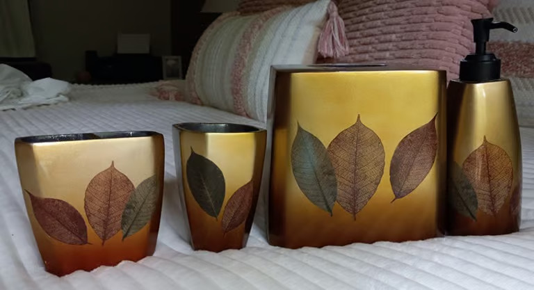 Leaf pattern reversible bathroom accessory ensemble