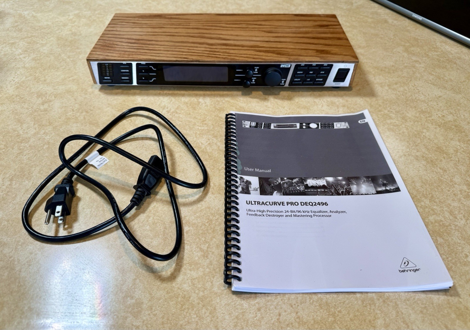 Behringer Ultracurve Pro DEQ2496 Equalizer and Mastering Processor CG01Y4E
