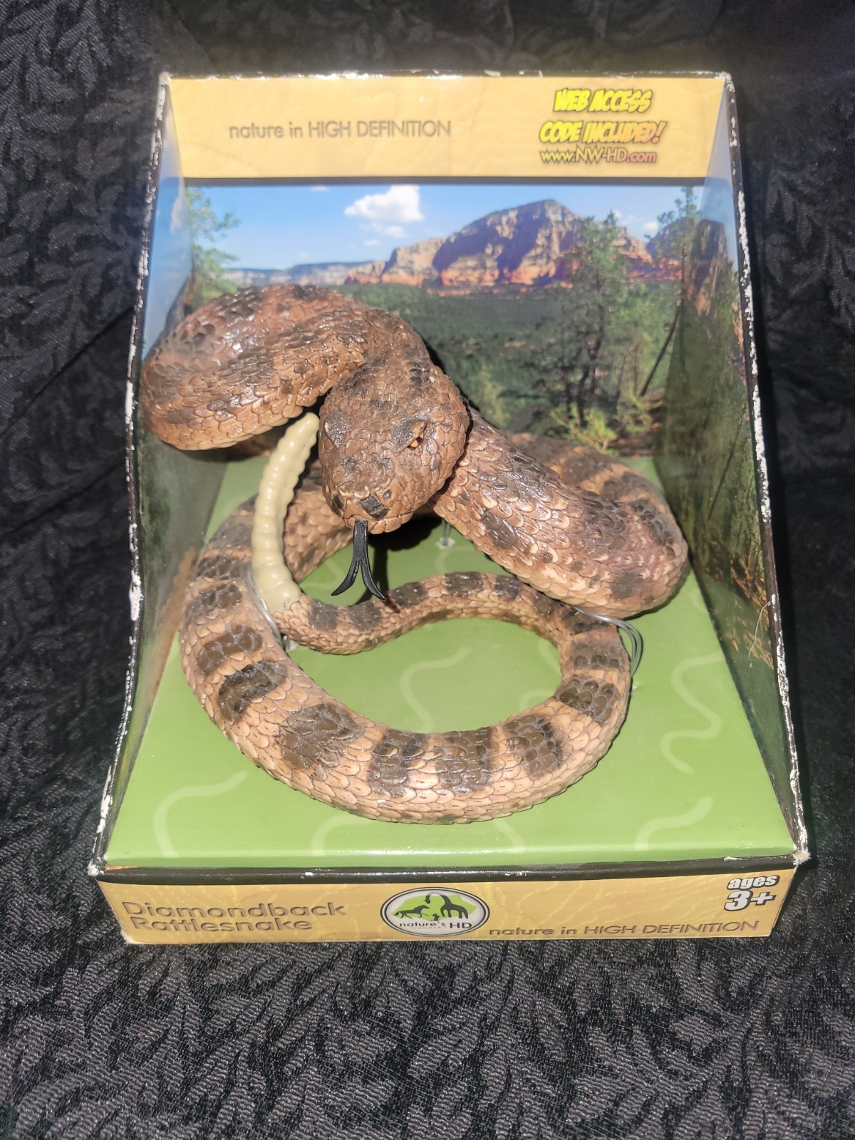 NEW Nature's Wonders Diamondback Rattlesnake Realistic Snake