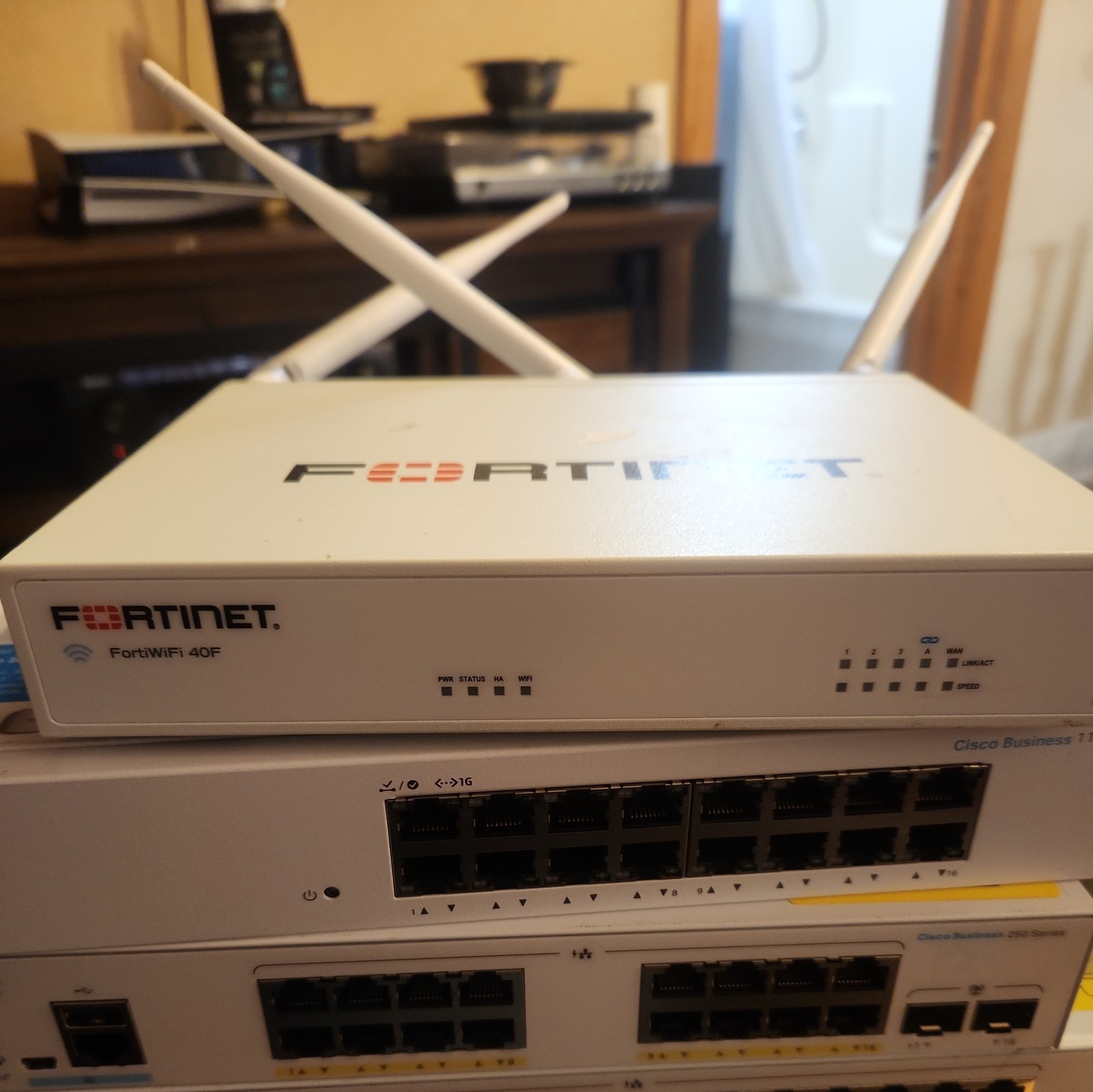 FORTINET FortiWiFi-40F Network Security Appliance (FWF-40F-3G4G-A)