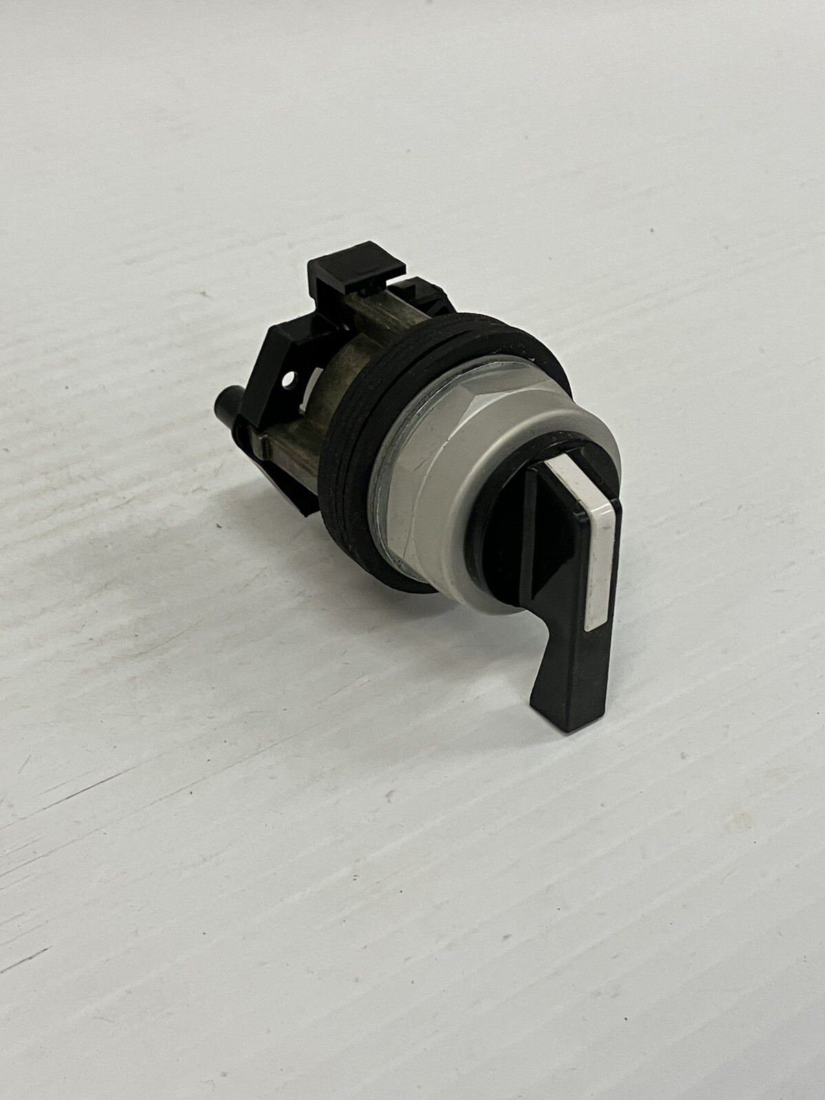 EATON HT8JPH3A Selector Switch Operator 2 Position Spring Return Black Lever