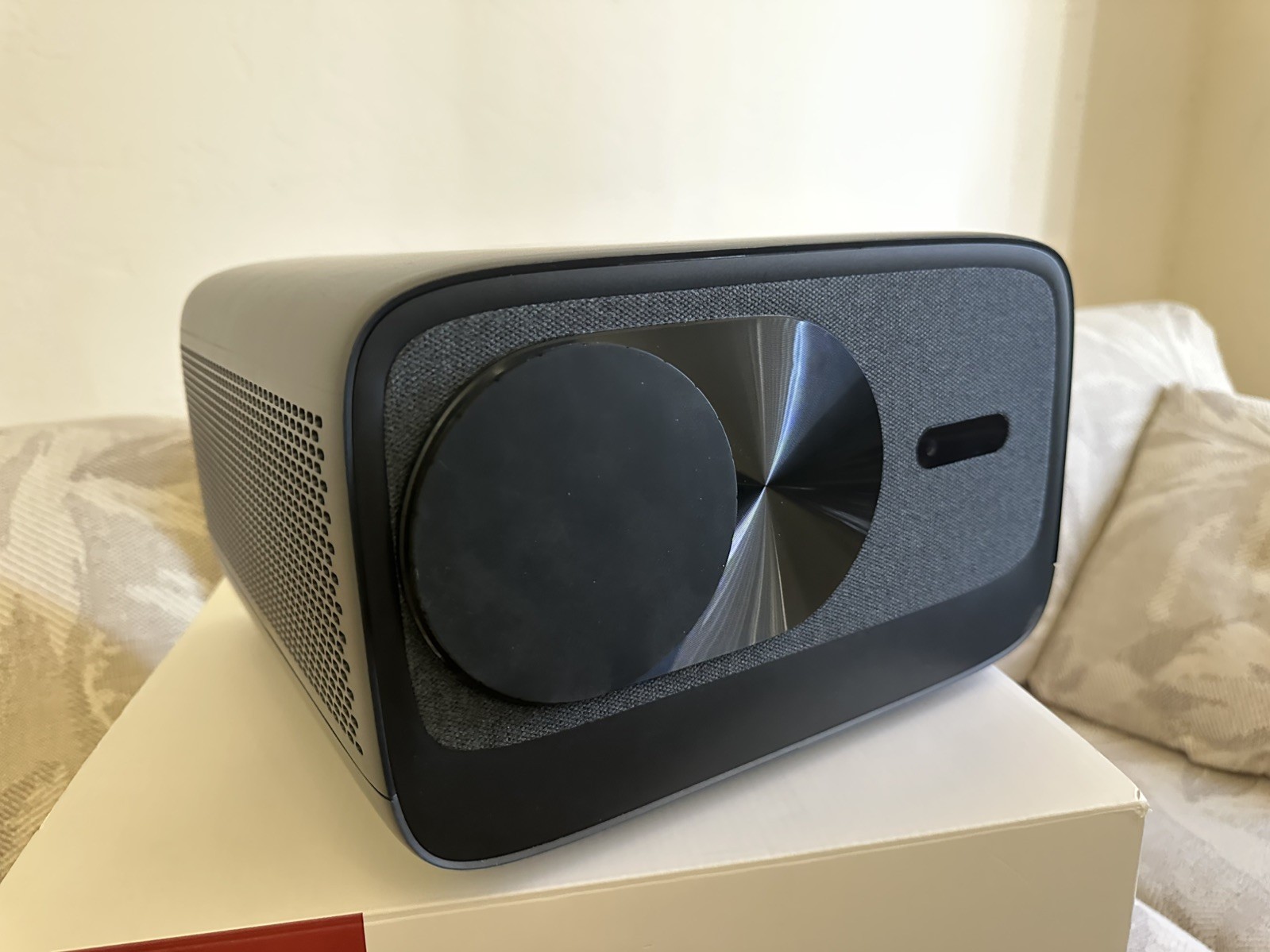 DEFECTIVE Paris Rhône SP005 4K Projector 600 ANSI Lumens 3D Soundscape
