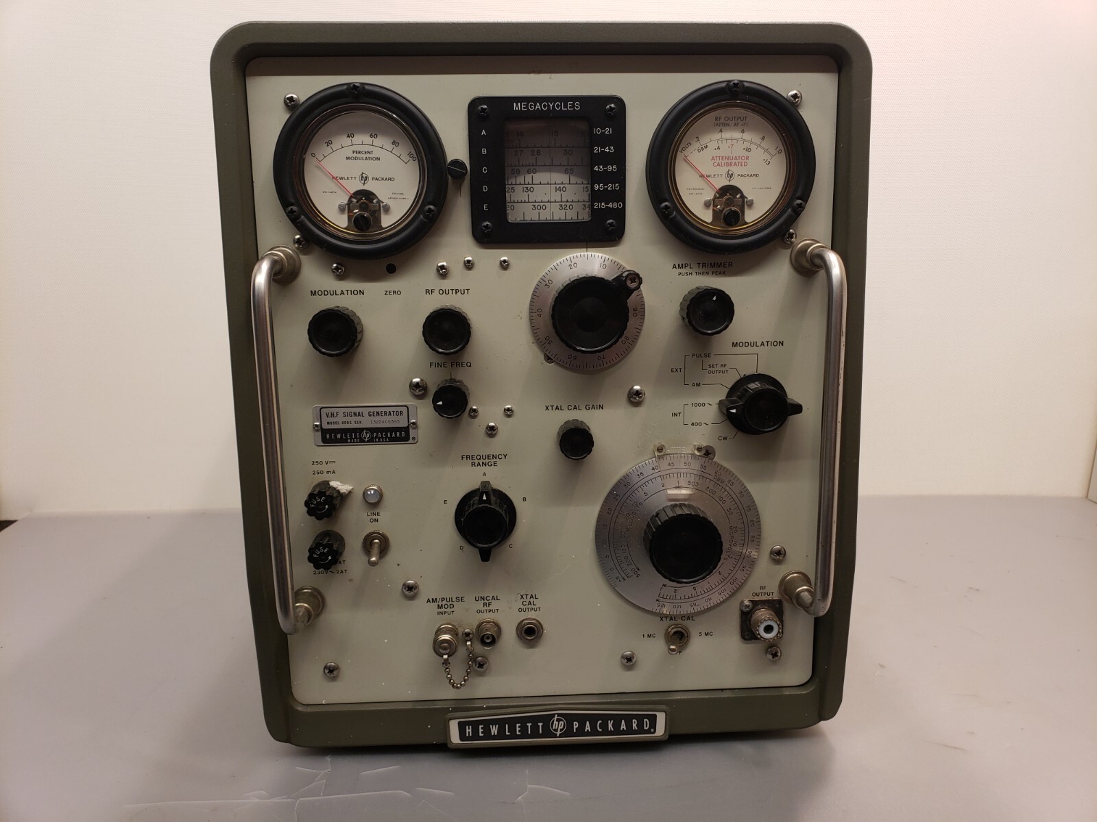 Vintage Hewlett Packard HP model 608E VHF Signal Generator **Nice Condition