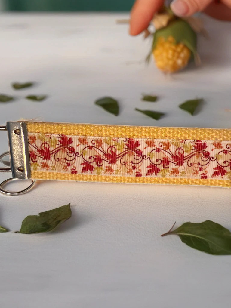 Fall Leaves Wristlet Keychain – Elegant Autumn Accessory for Seasonal Style
