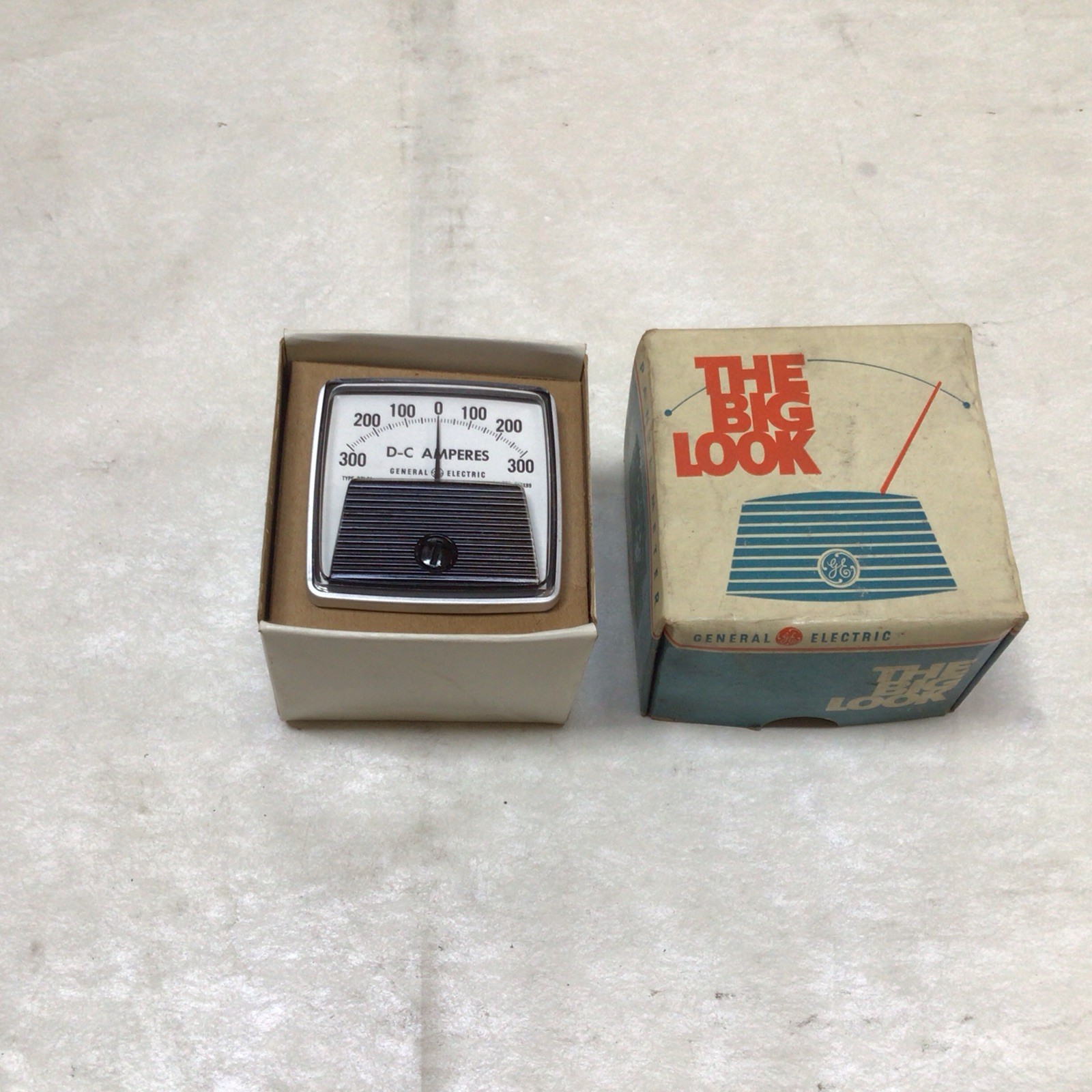 GE - DW-91-512, Panel Meter, 300-0-300 DC Amperes, (J22)