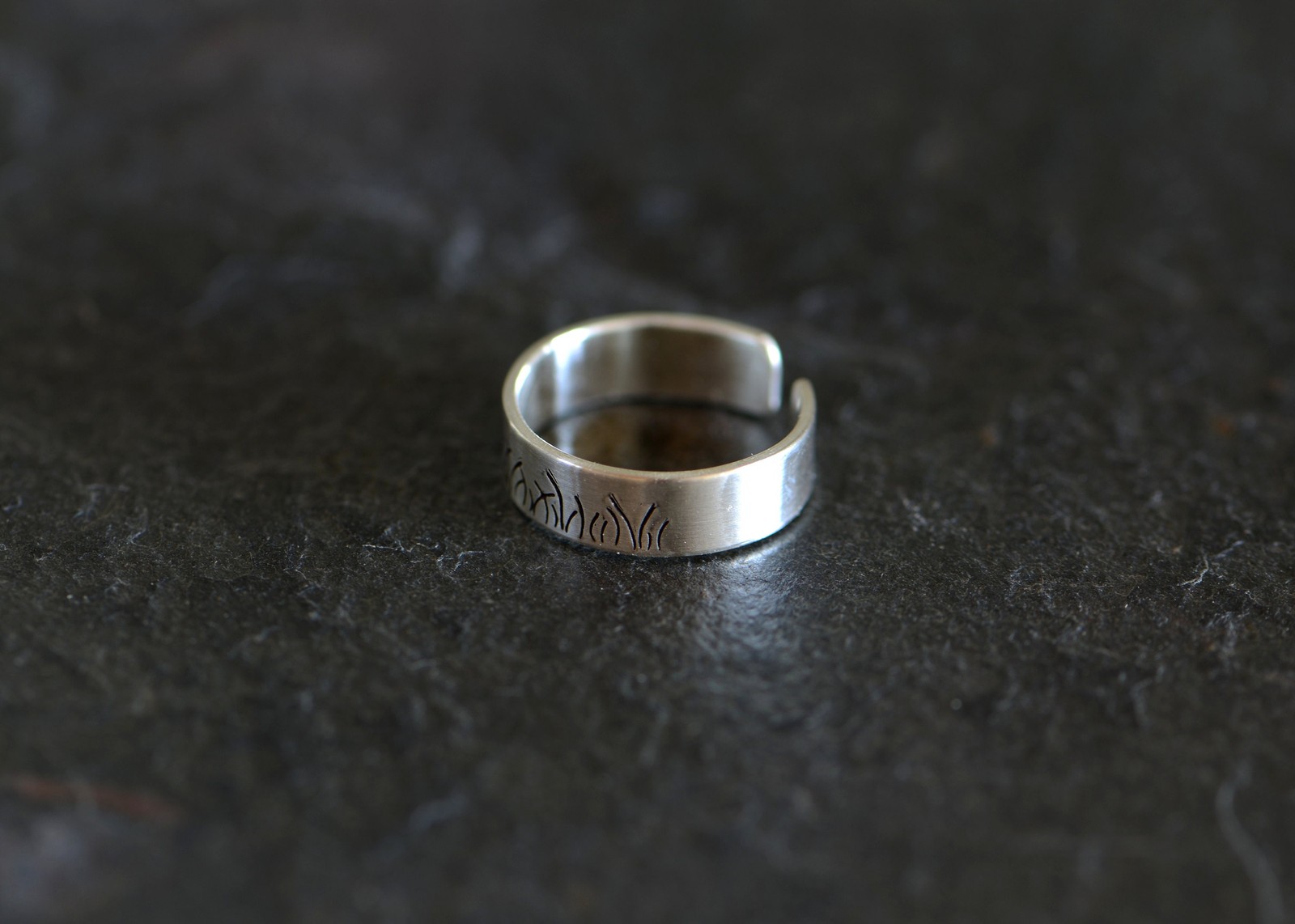 Sterling silver toe ring with a grass pattern - 4mm wide