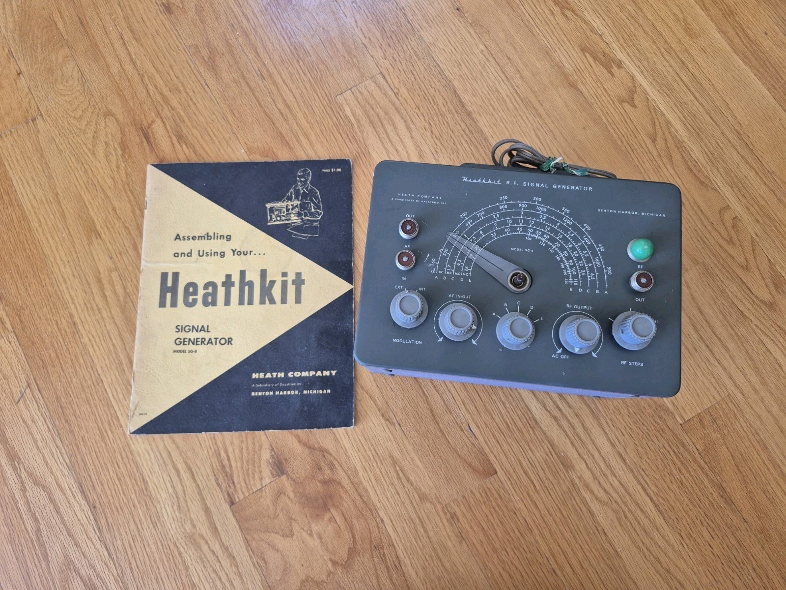 Vintage Heathkit SG-8 RF Signal Generator, Powers On With Green Light W/Manual
