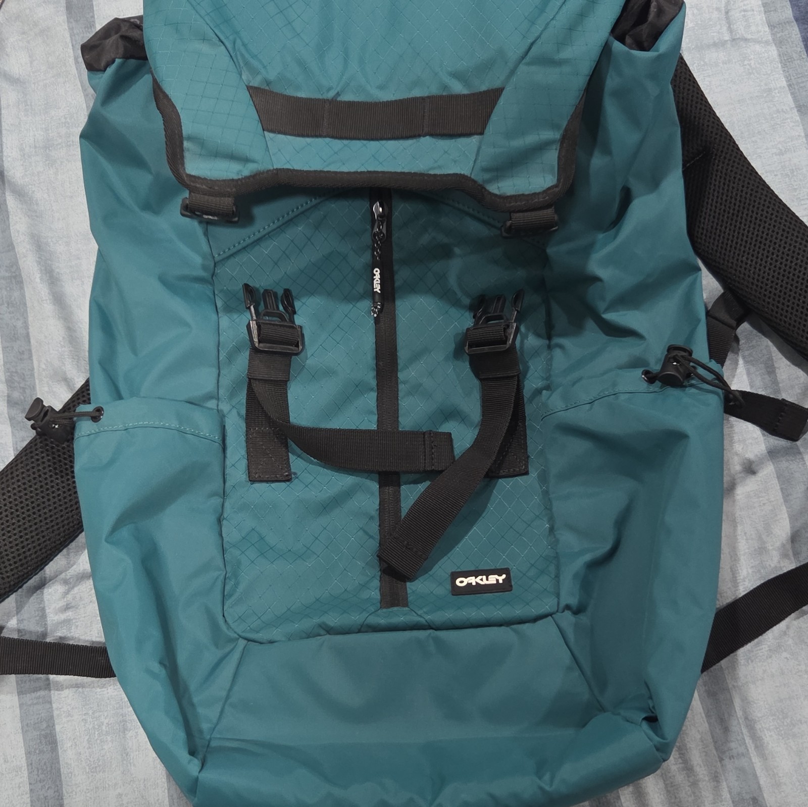 Oakley Hiking Backpack Zip Closure Teal/Black Logo Accent Unisex Adults