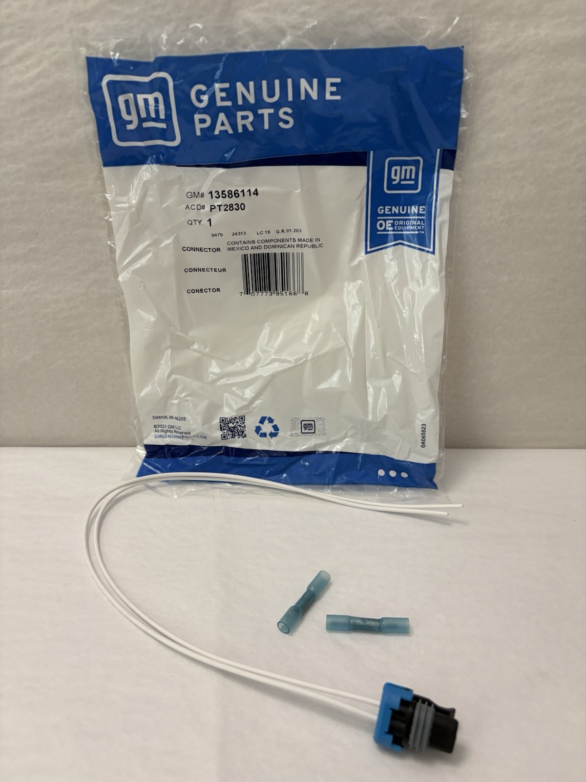 New GM Genuine Part Coolant Temp Sensor Connector Wiring Harness 13586114 (D27)