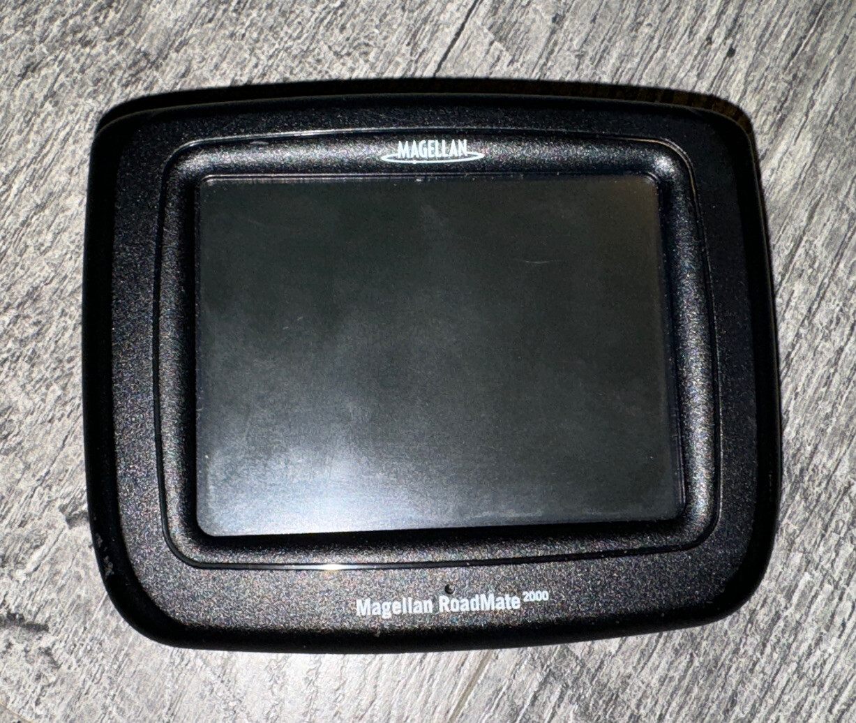 Magellan RoadMate 2000 GPS w/ Car Charger, Manual, Software, & Windshield Mount
