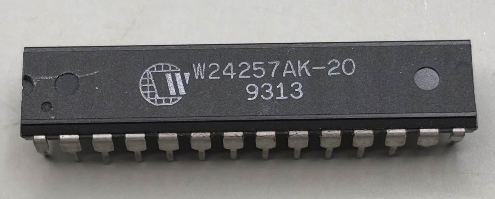 Winbond W24257AK-20 256K SRAM Static RAM 8-Bit Memory IC Narrow DIP-28 THT Chip.