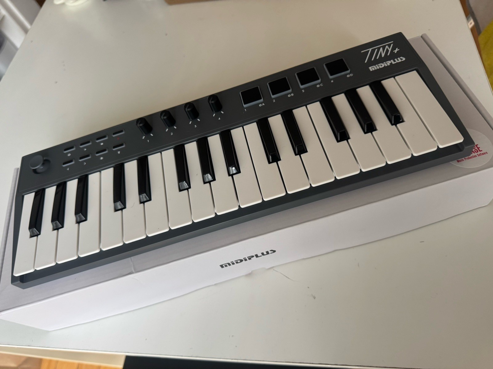 NEW midiplus TINY+ USB MIDI Keyboard 32 Mini Key Pad Knob Joystick Controller